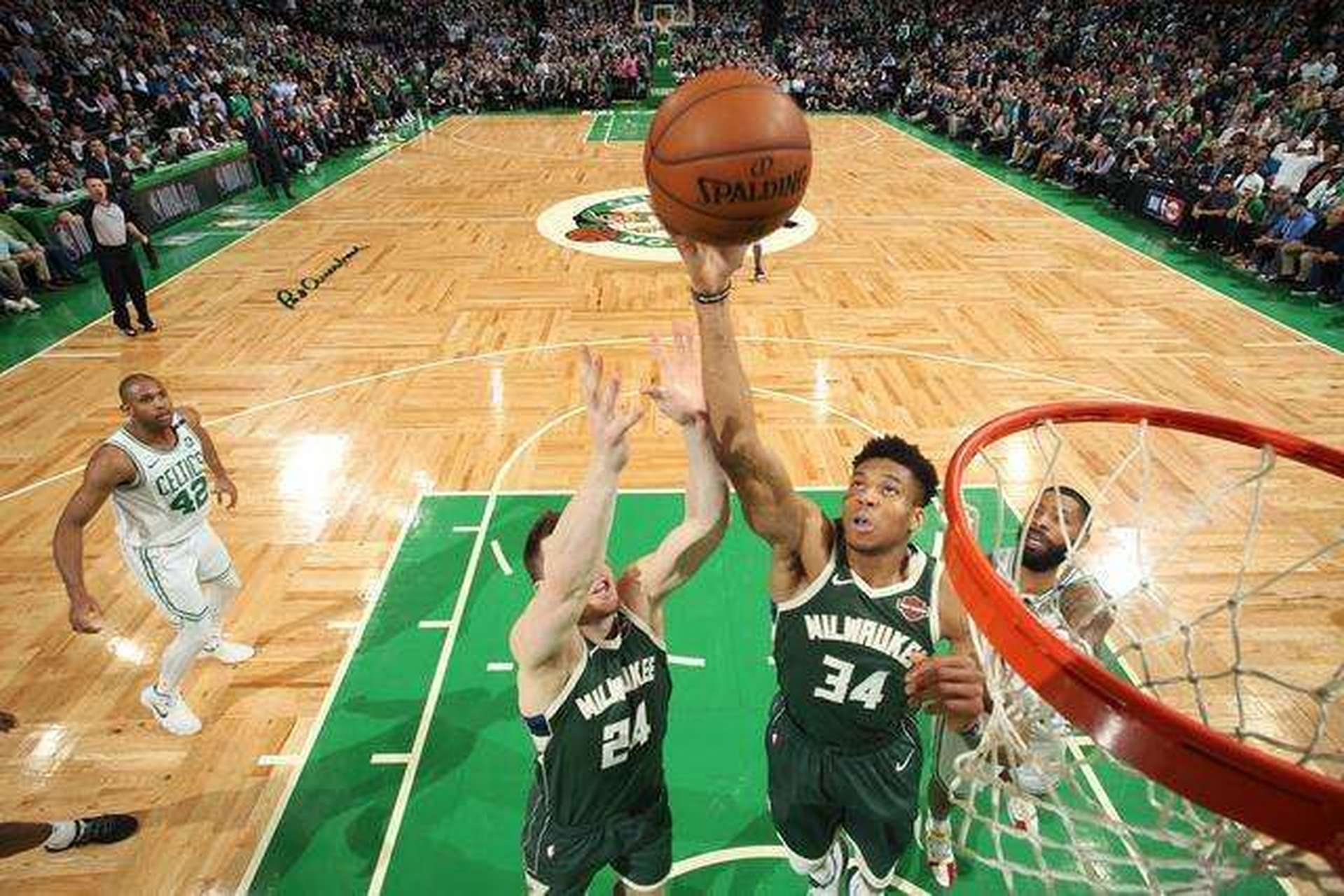 包含雄鹿主场获胜，字母哥全方位发挥成为球队得分王的词条