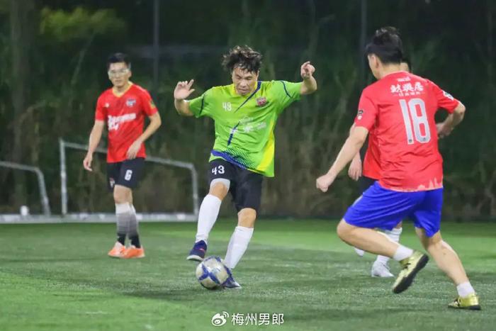 一场公益赛在本周末举行，联合球星为慈善事业献爱心的简单介绍