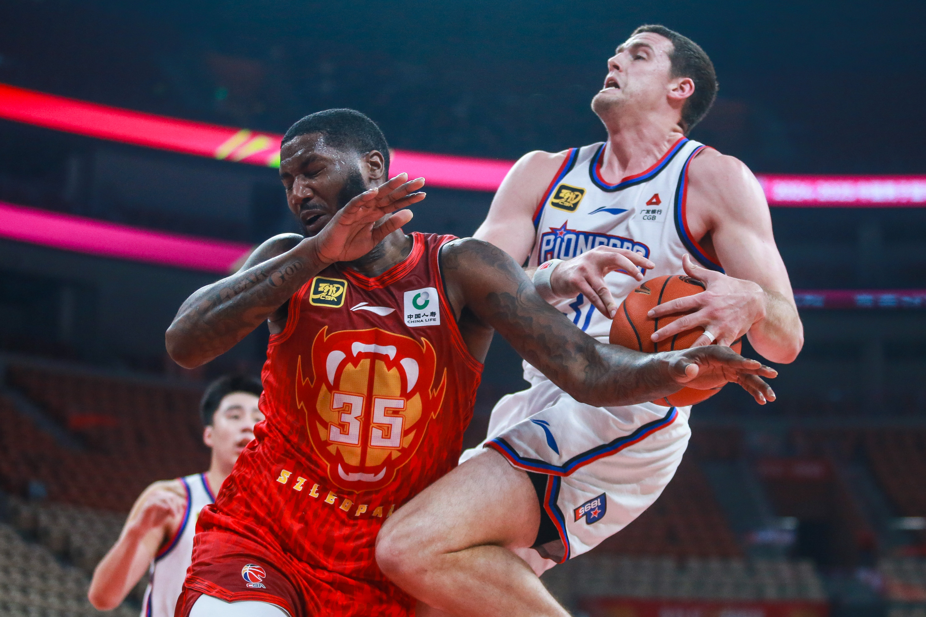 篮球赛场上的感人瞬间,情感有温度的简单介绍 篮球赛场上的感人瞬间,情感有温度的简单介绍