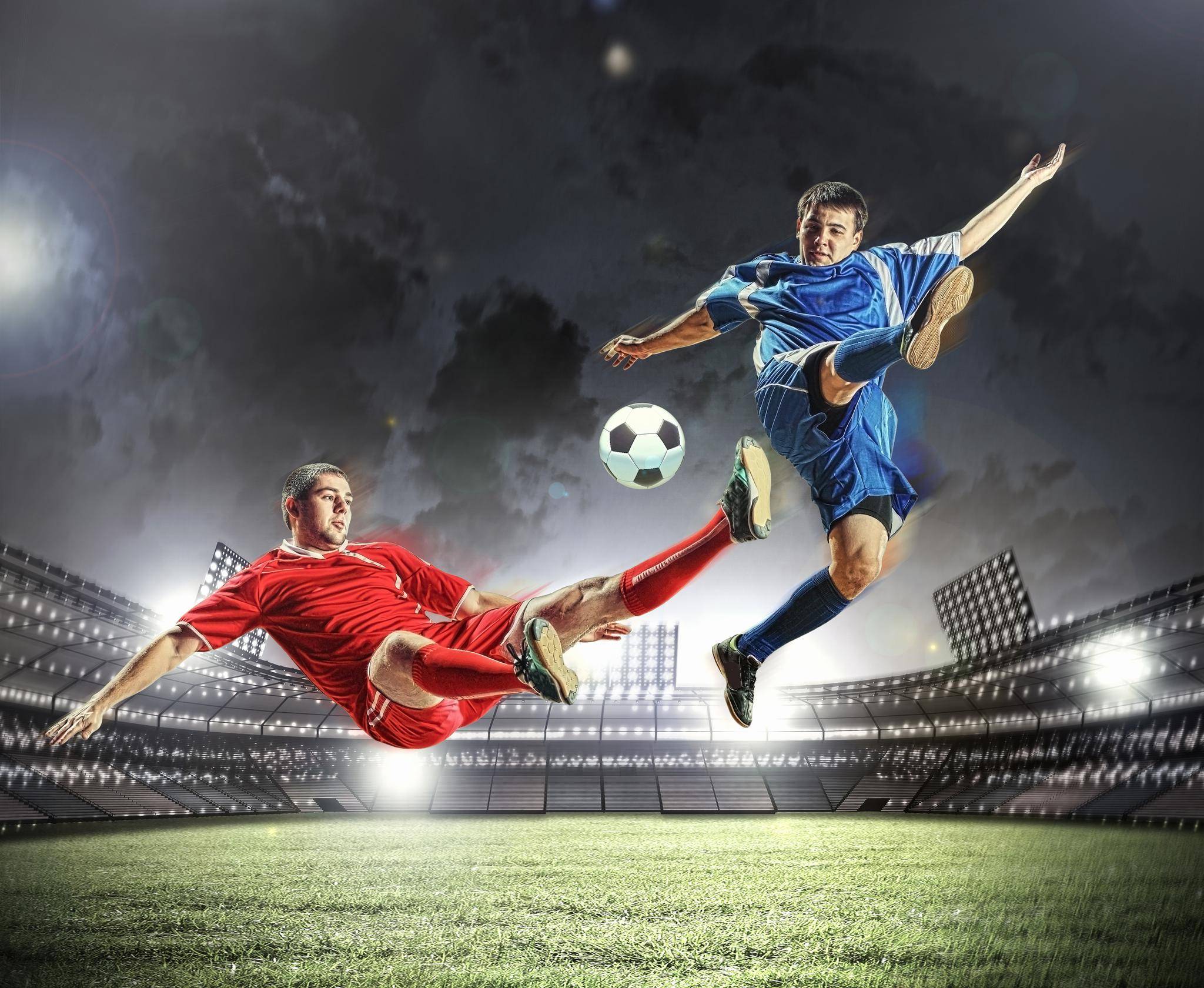 比赛场上球员拼搏进攻，为胜利而战