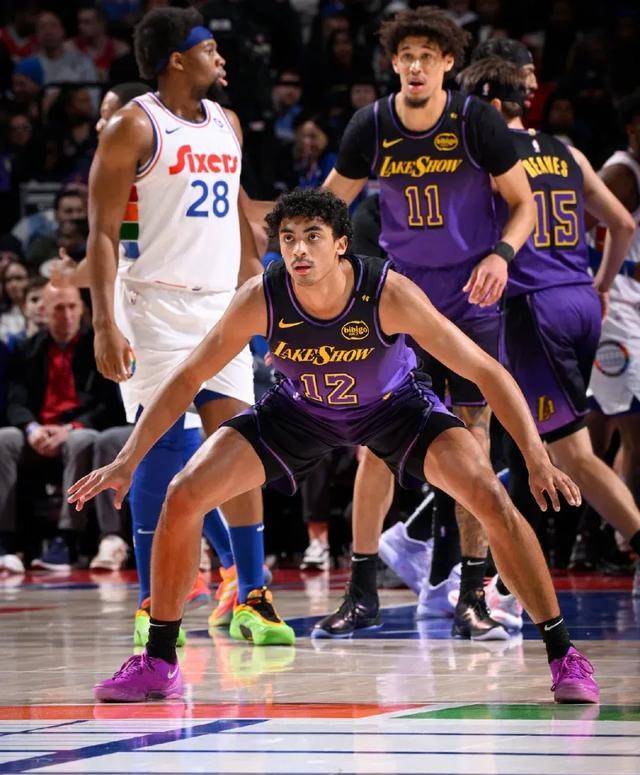 年轻球员冲破重围，带领球队取胜