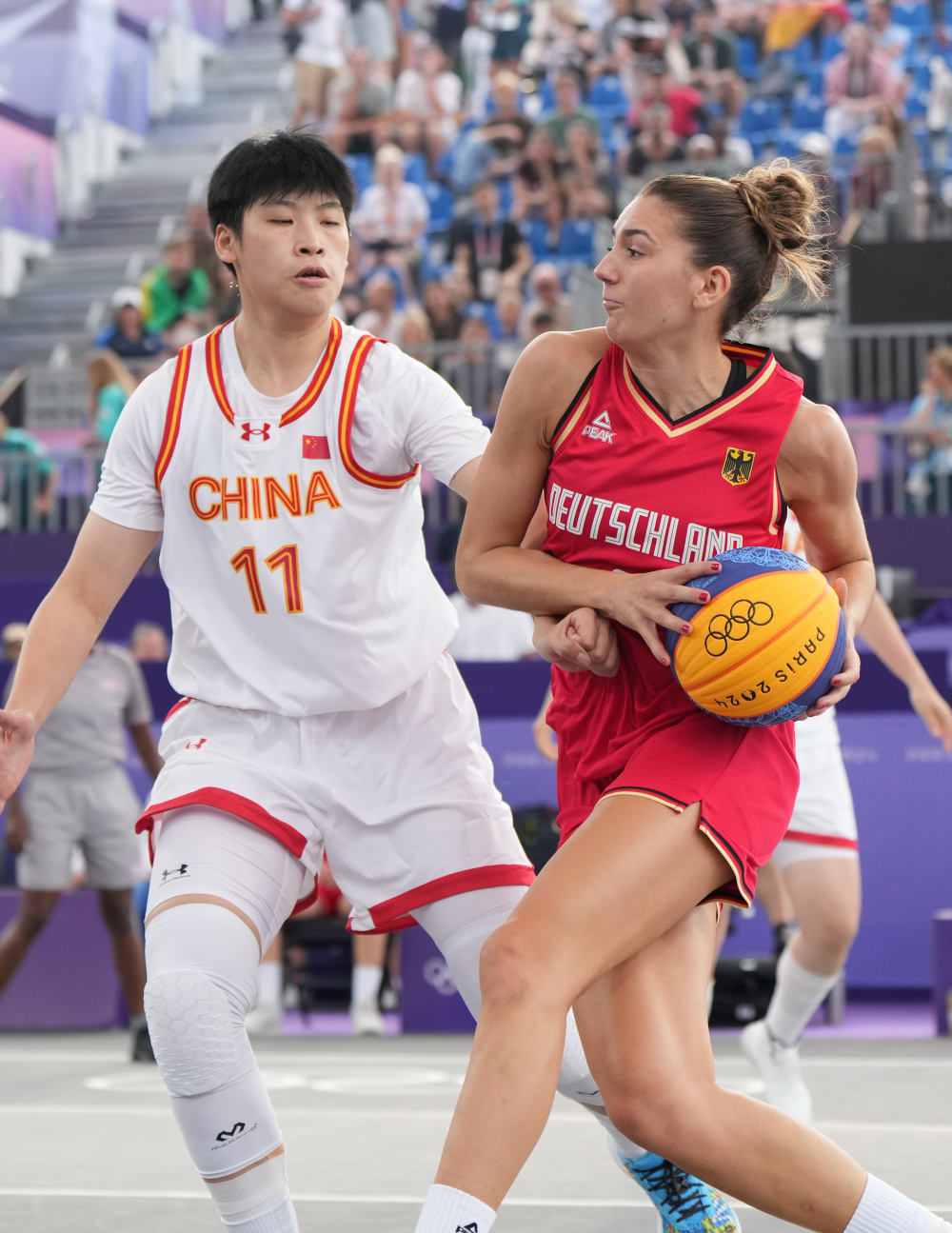 开云体育在线-女子篮球联赛首轮比赛激烈展开，球员表现亮眼的简单介绍