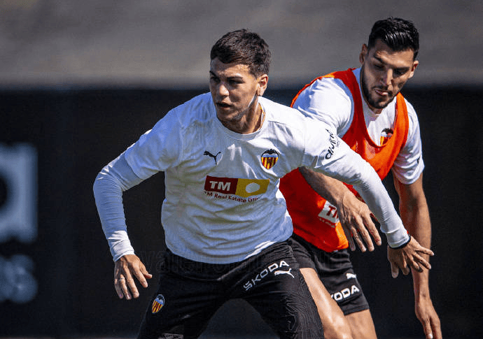 包含瓦伦西亚主场大捷，保级前景更加乐观的词条