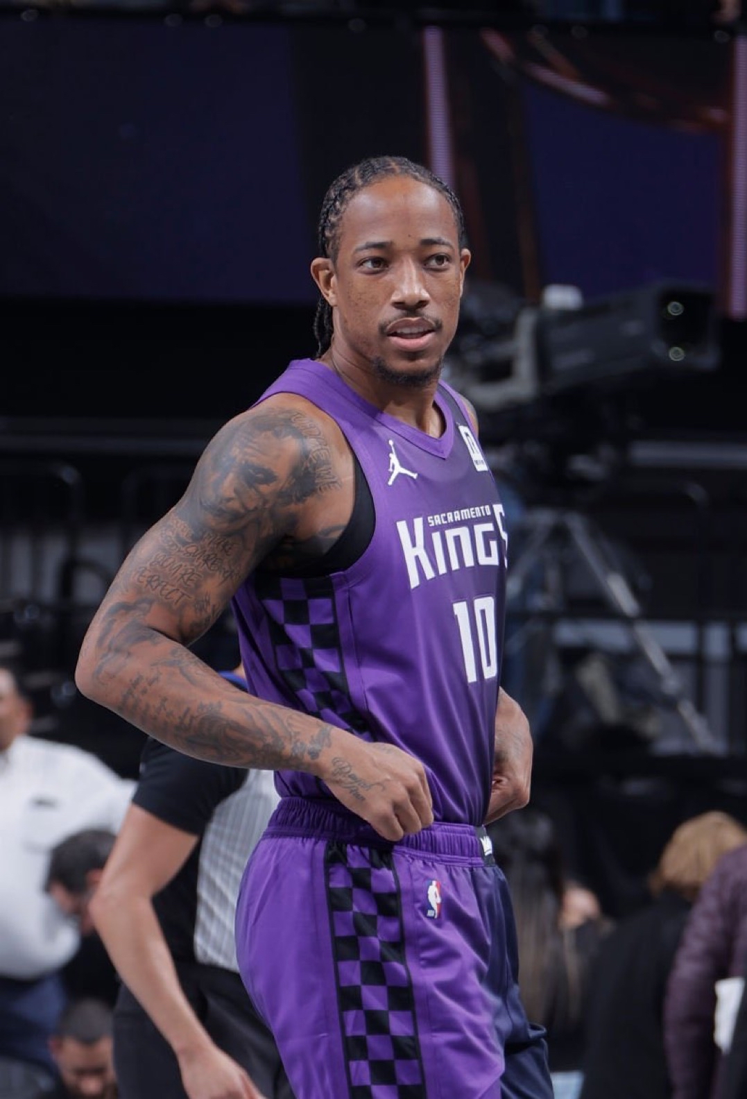 英国球员在比赛中展现出色篮球技巧夺冠