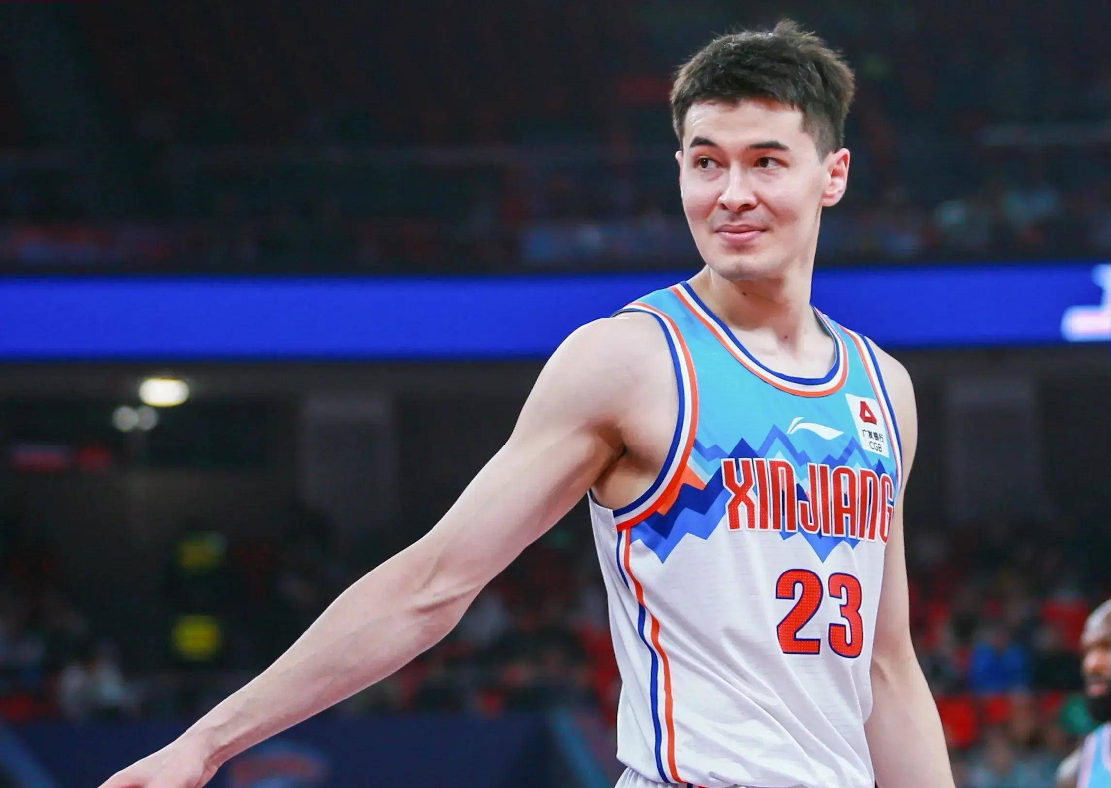 关于功勋外援带领球队大胜，积分榜稳居榜首的信息