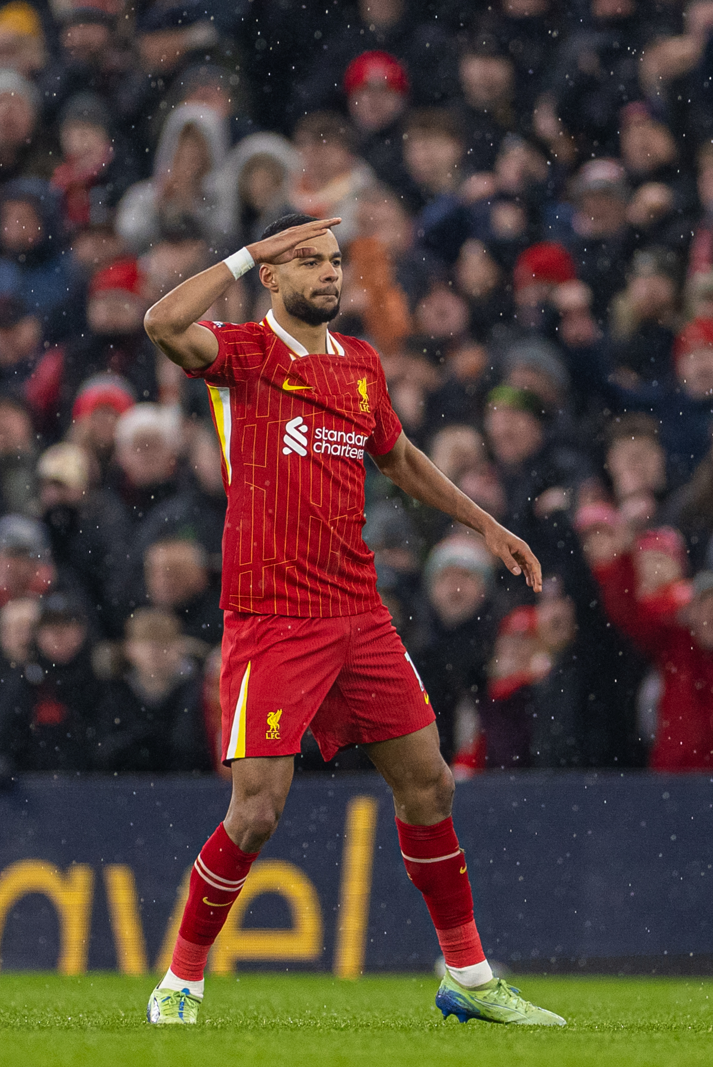 塞维利亚惊险胜利，曼联遭遇困境