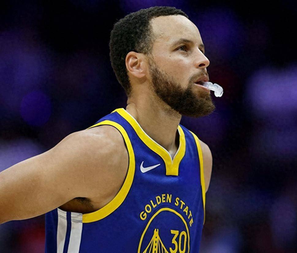 今日焦点：库里险胜，赛后采访的简单介绍