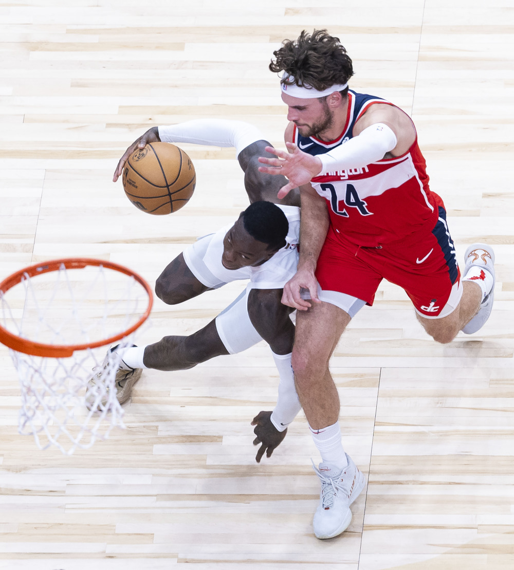 猛龙主场击败奇才登顶东部