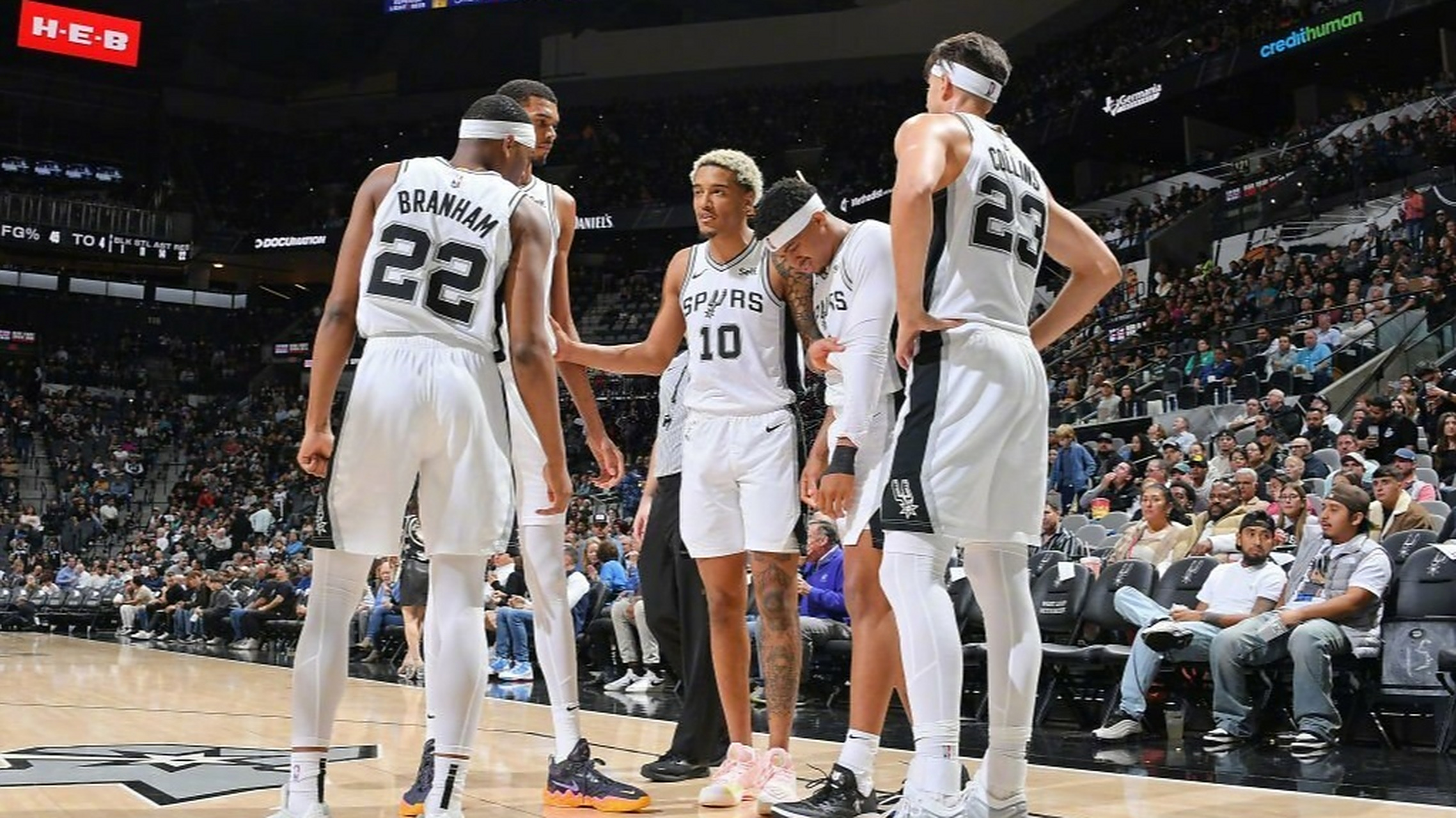 老鹰客场力克马刺完成横扫