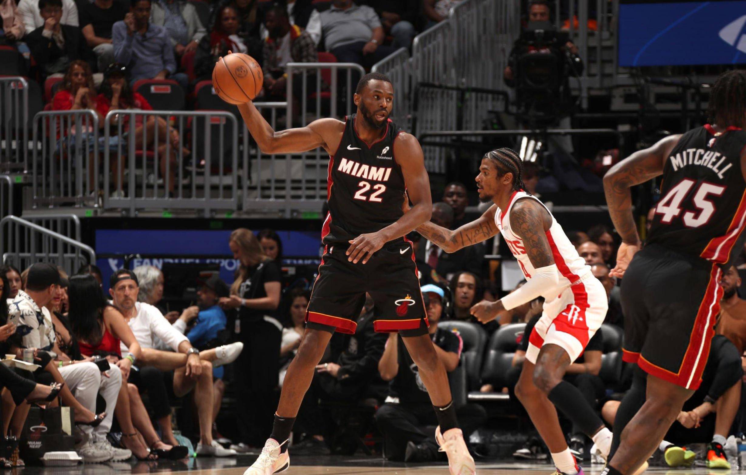 火箭遭遇连败,球队形势不容乐观 火箭遭遇连败,球队形势不容乐观