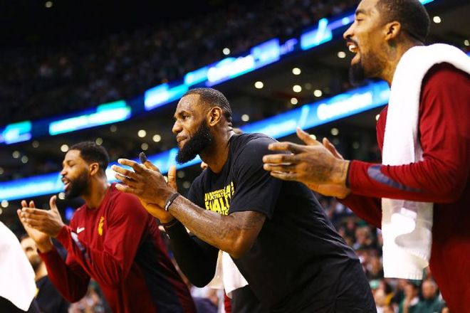 开云平台-76人力克雄鹿,哈里斯送出助攻