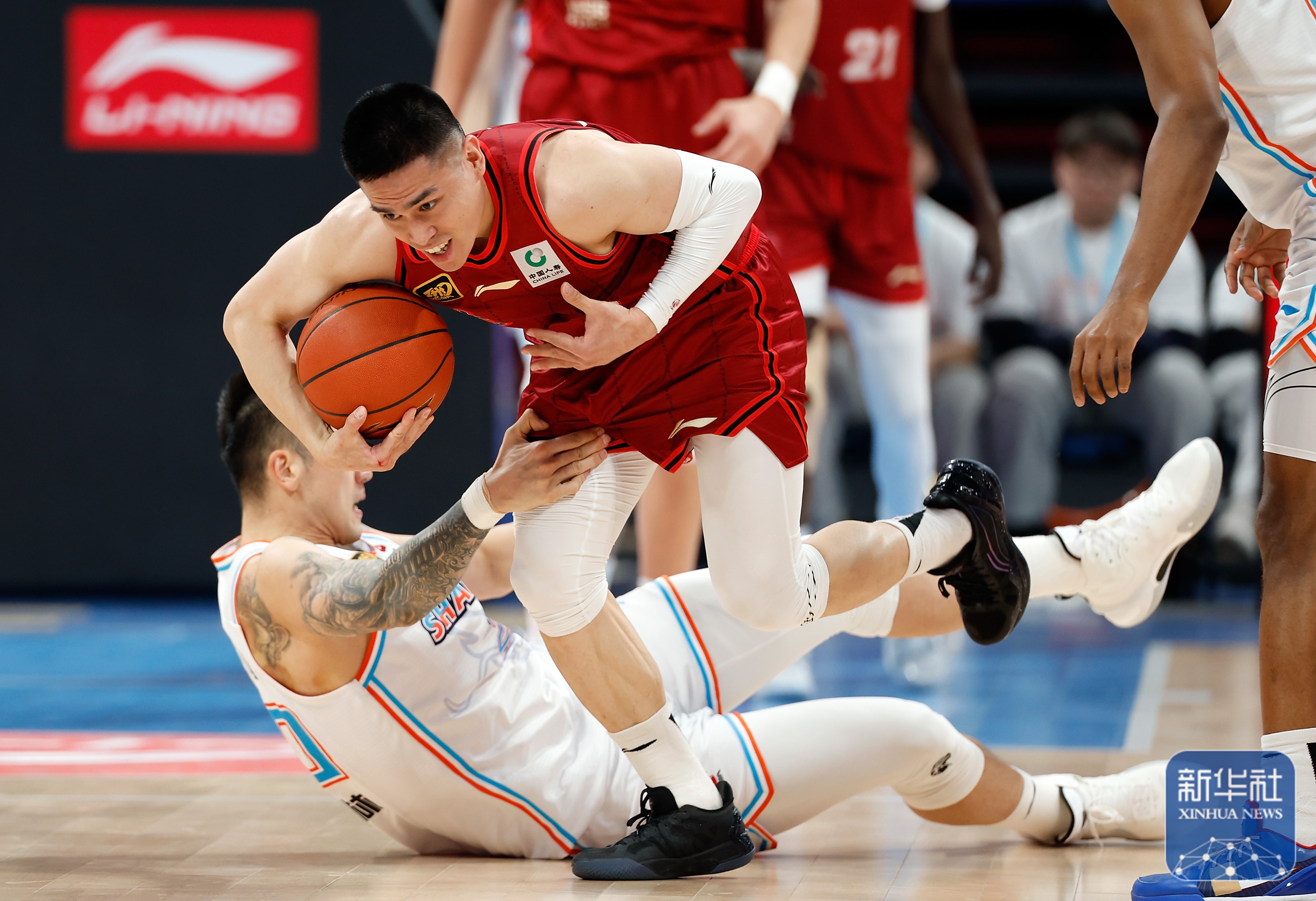 山东队鏖战鹈鹕,西亚卡姆统治全场 山东队鏖战鹈鹕,西亚卡姆统治全场