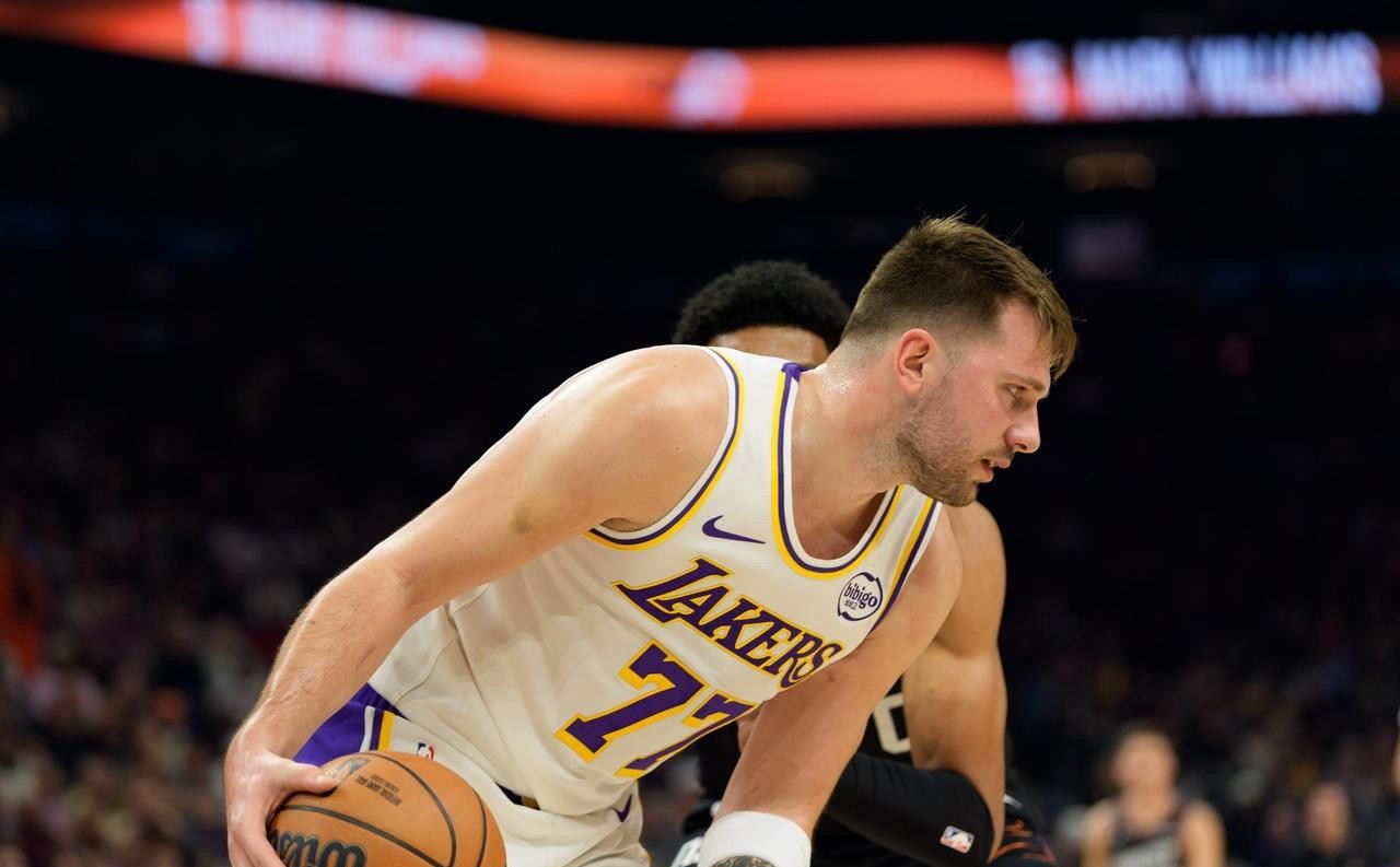 开云体育官网-世界排名争夺战焦点战，76人末节带走湖人